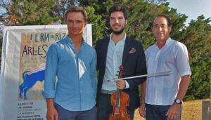 Juan Bautista, el violinista Paco Montalvo y Luis Francisco Esplá, durante la presentación de la Feria del Arroz.