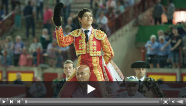 Luis David Adame, tres orejas, primer triunfador en Pamplona