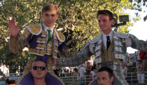 Andy Younes y Tibo García, a hombros en Tarascon.