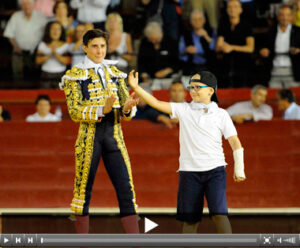 Roca Rey invitó a Adrián, un pequeño valenciano que se aferra a la vida a través del toreo, a dar la vuelta al ruedo con él