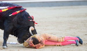 Un momento de la cogida a Pablo Belando.