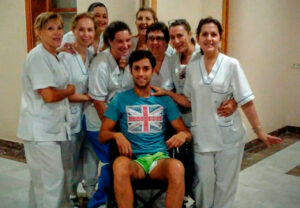 Salguero, con el equipo médico del hospital que le ha atendido.