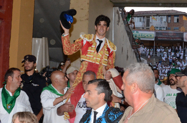 Gran tarde de López Simón, tres orejas y susto en Huesca