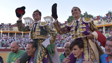 Feliz y triunfal regreso de Cristina Sánchez, a hombros con El Juli en Cuenca