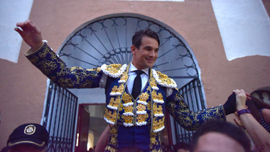 Manzanares, oreja en sus dos toros, a hombros en Cuenca