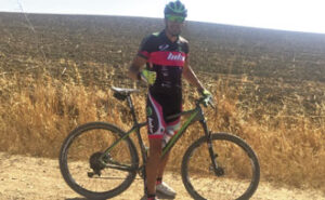 El Cid, es todo un apasionado del ciclismo. En la foto, con su último capricho, una bicicleta.