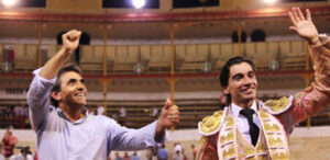 Curro Díaz, acompañado por Victorino Martín en la salida a hombros.