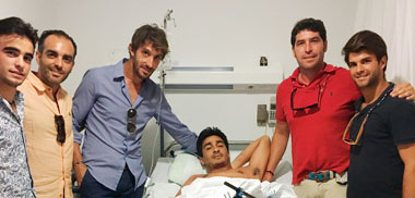 José Manuel Soto, junto a sus compañeros después de ser trasladado a planta.