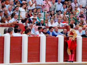 Momento del brindis de José Tomás a Raquel Sanz.