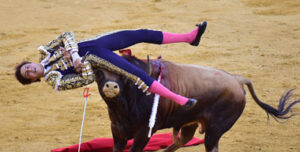 Un instante de la última cogida que sufrió en Palencia.