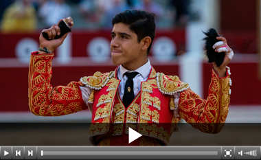 Luis David Adame, tres trofeos en su despedida de novillero