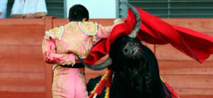 Momento de la cornada en la mano a David Galván.