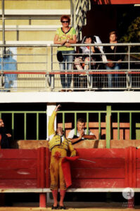 Camille Juan brindando uno de sus toros a la pequeña Sarah.