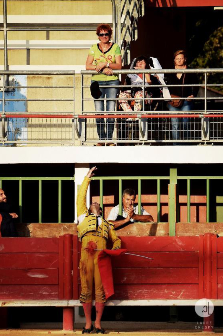 Camille Juan brindando uno de sus toros a la pequeña Sarah.