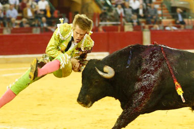 Jiménez, cornada en la cara interna del muslo derecho