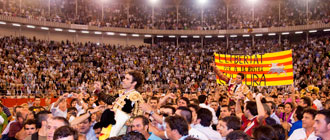 Multitudinaria salida a hombros con Juan Mora, José Tomás y Serafín Marín en la que es, hasta ahora, la última corrida celebrada en la Monumental.