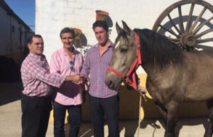 El torero, con sus nuevos apoderados.