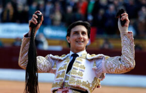 Roca Rey, con el rabo que cortó en Olivenza el pasado marzo a "Anaranjado", un gran toro de Cuvillo.