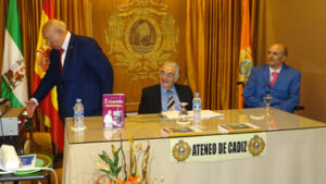 De izquierda a derecha: Escacena, Luis Rivas y el autor del libro, Paco Ruiz.