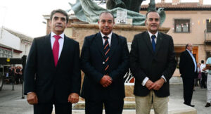 Jesús Hijosa -en el centro- junto a Victorino Martín en la inauguración de la escultura de un toro en la localidad.