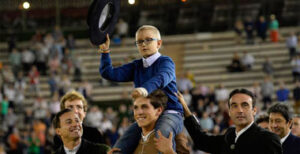 Adrián saliendo a hombros de la plaza de Valencia en el festival del pasado mes de octubre.