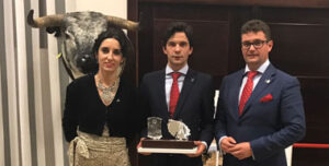 El salmantino, junto al alcalde y la concejal de festejos de Villacarrillo.