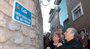 Ángel del Arco, frente a la calle que lleva su nombre en Jaén.
