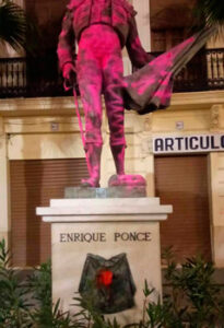 Así dejaron los vándalos la estatua de Ponce en Chiva, afortunadamente, hoy ya limpia.