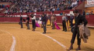 Paseíllo, con lleno en los tendidos, en La Flecha.