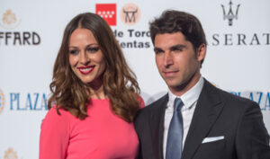 Cayetano -en la imagen junto a Eva González- actuará en la Corrida de la Cultura.