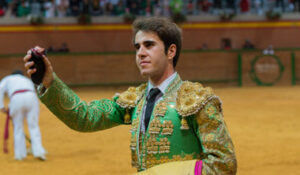 Fernando Plaza, con el trofeo conquistado en el Zapato de Plaza de Arnedo.