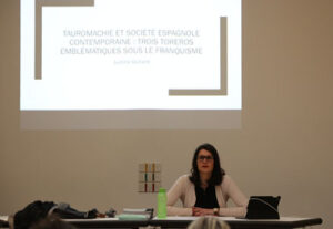Justine Guitard, durante la defensa de su tesis.