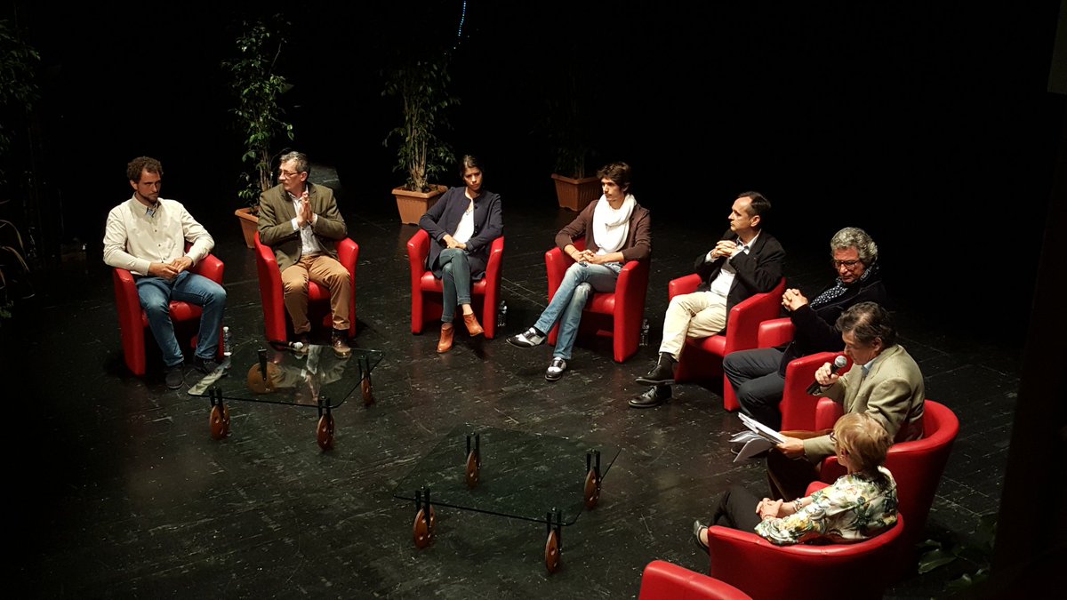 Un momento del acto de presentación de los carteles en el teatro municipal.