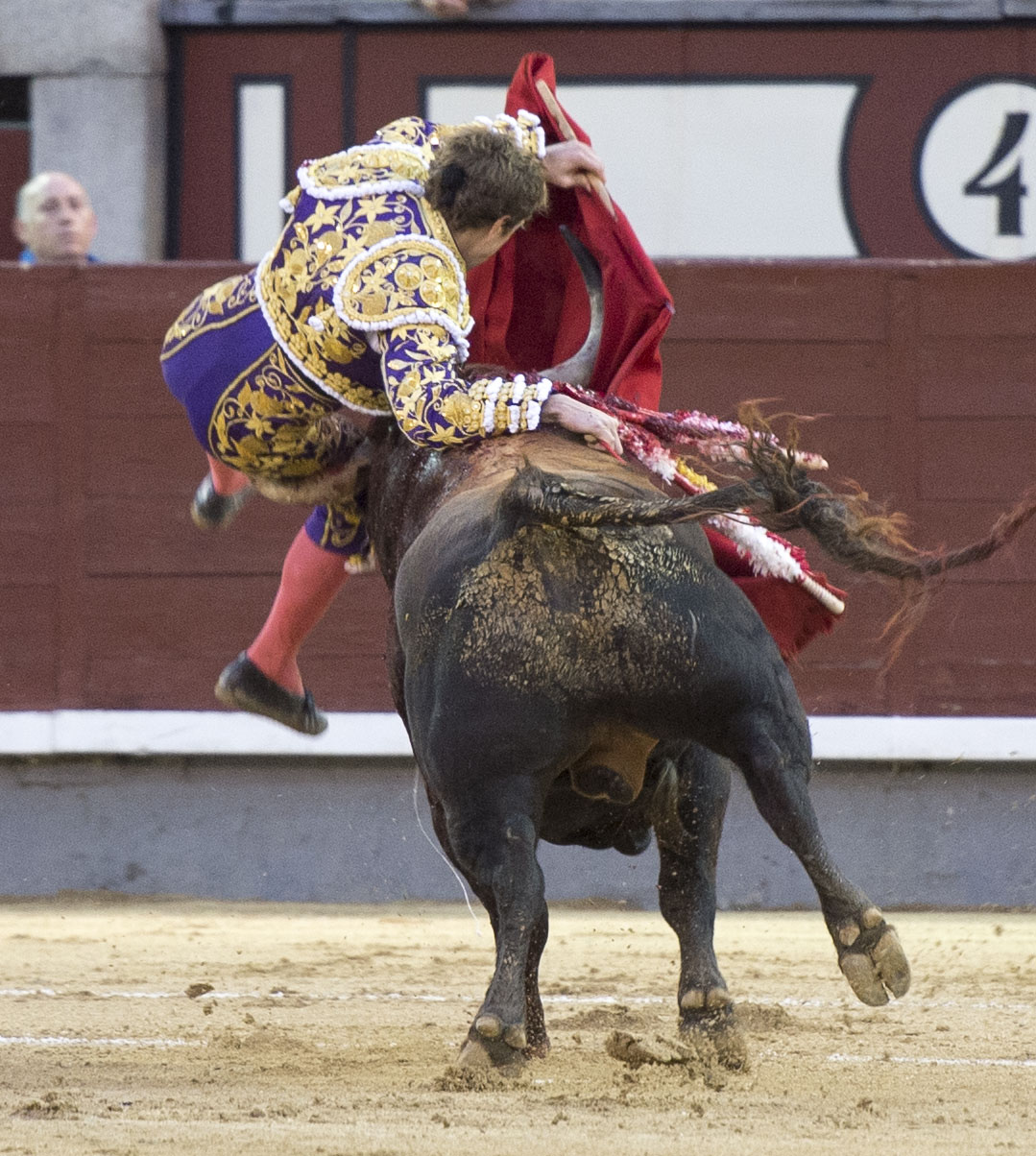 Espectacular voltereta a Román en Madrid