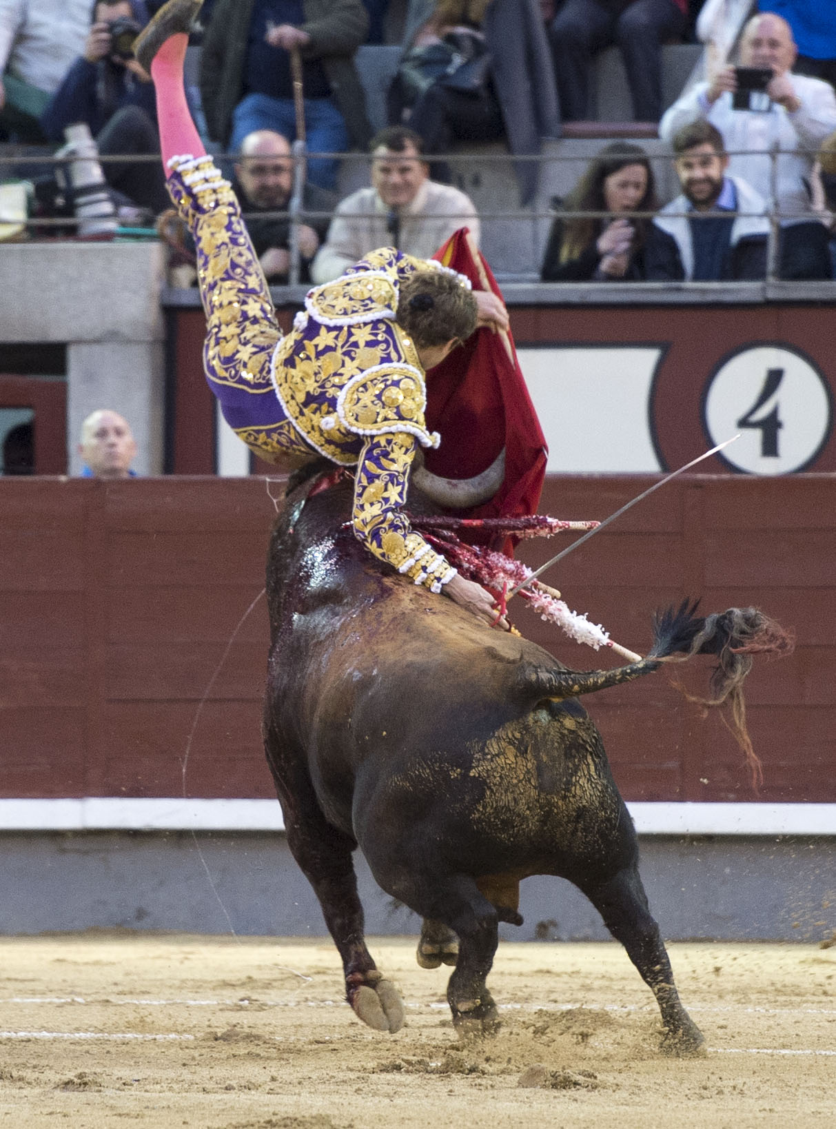 Espectacular voltereta a Román en Madrid
