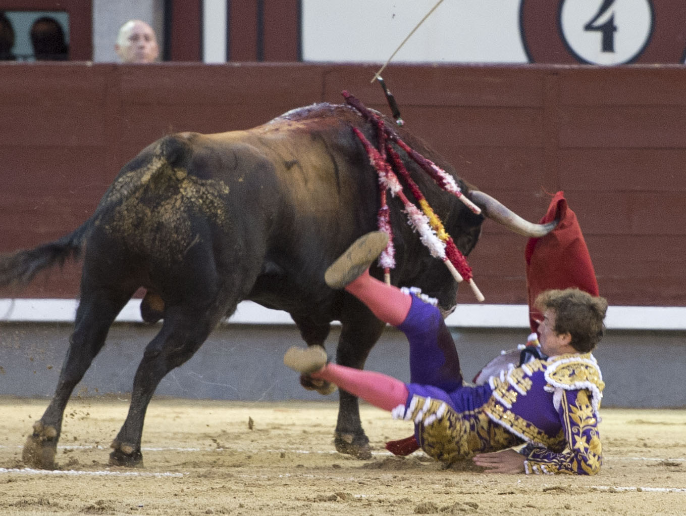 Espectacular voltereta a Román en Madrid