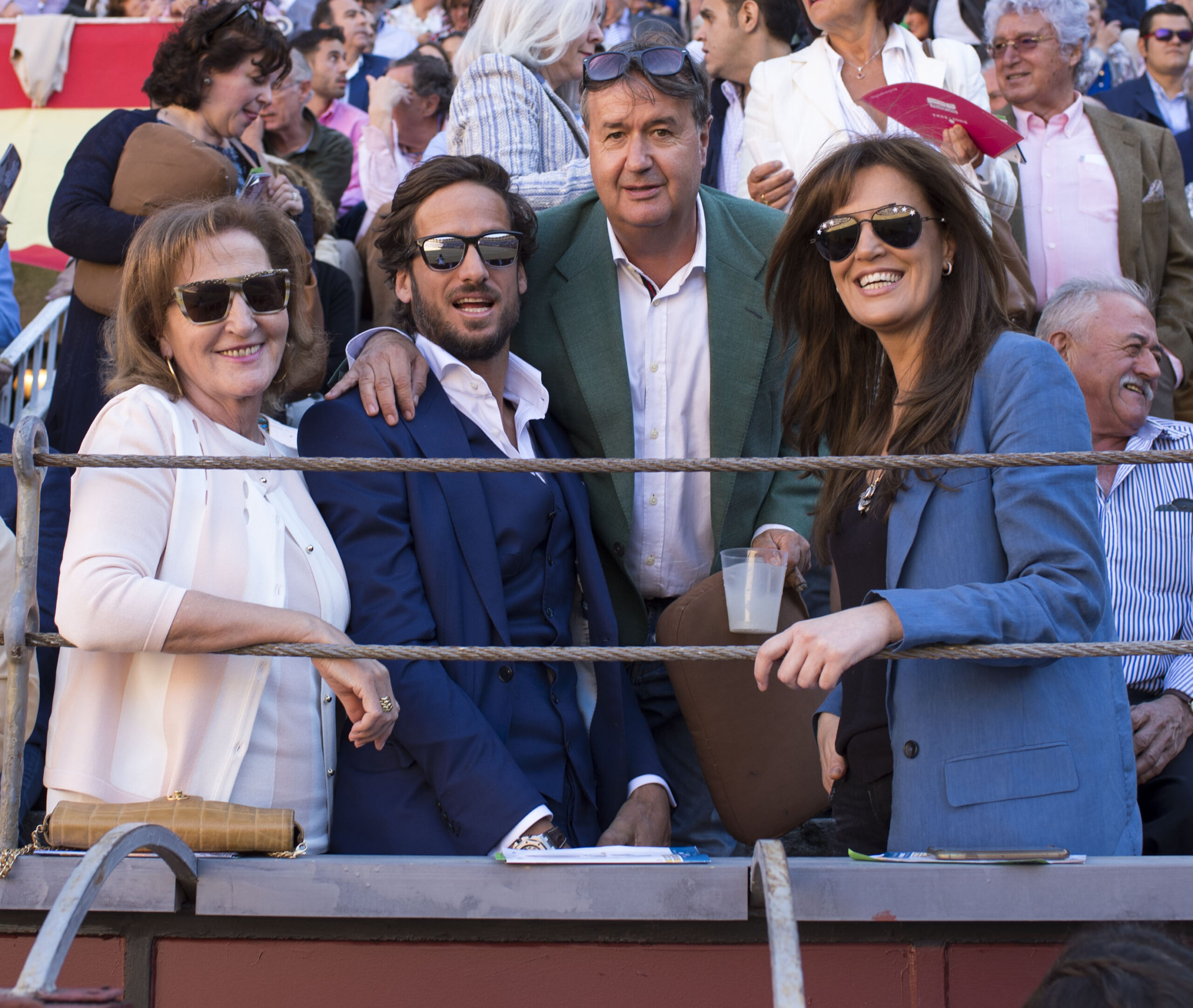 Feliciano López, junto al cirujano Ángel Martín y amigas.