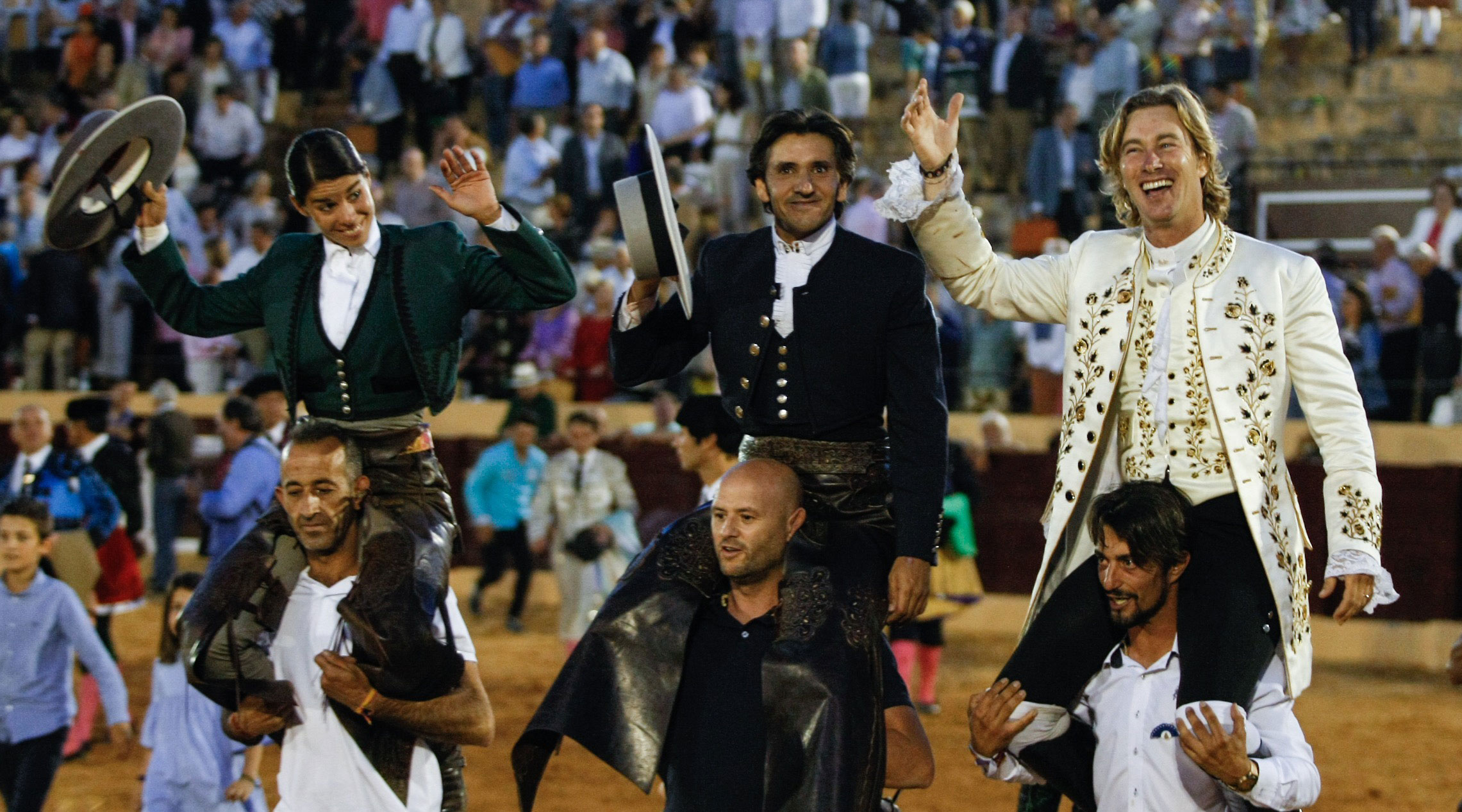 Colosal Diego Ventura, a hombros junto a Rui Fernandes y Lea Vicens en Osuna