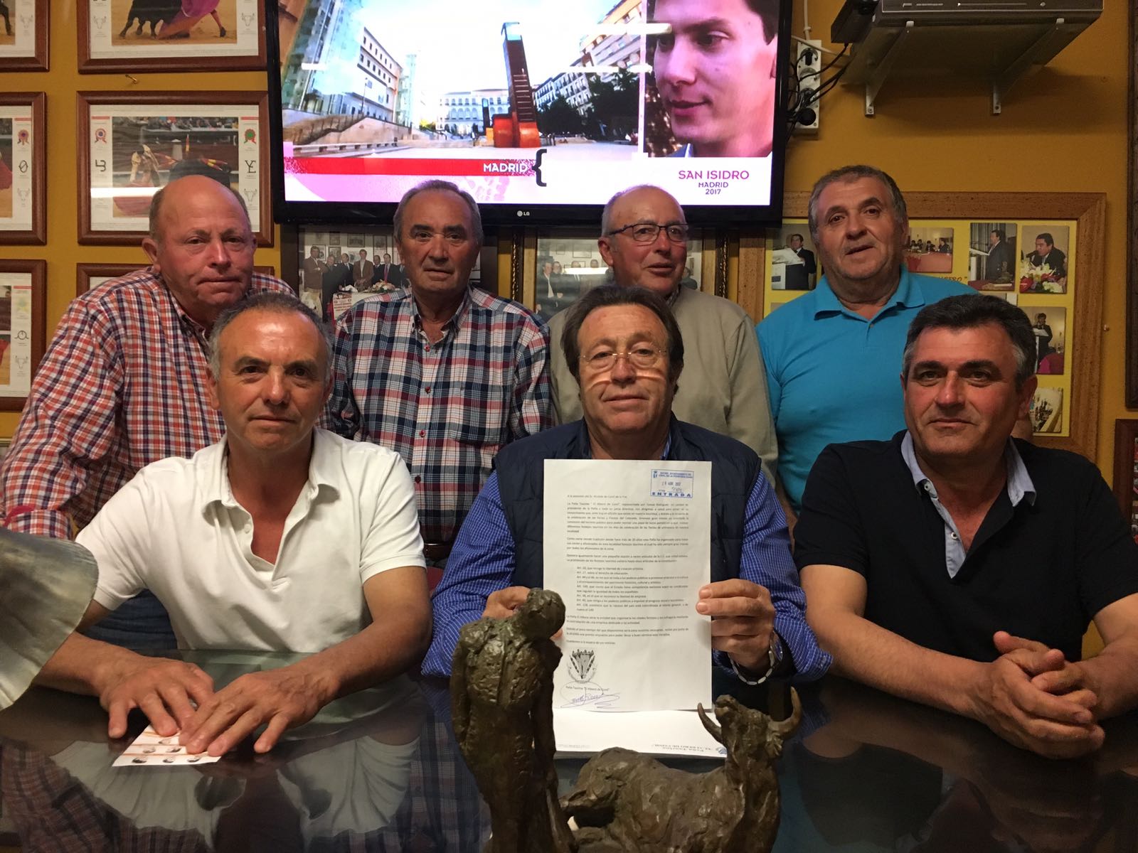 Miembros de la Peña Taurina "El Albero" de Conil