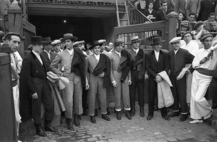Ángel Luis Bienvenida, Pepe Dominguín, Rafael Llorente, Manuel Álvarez “El Andaluz”, Luis Miguel Dominguín, Jaime Marco “El Choni” y el Duque de Pinohermoso, a caballo, actuaron en el festival de 1947.