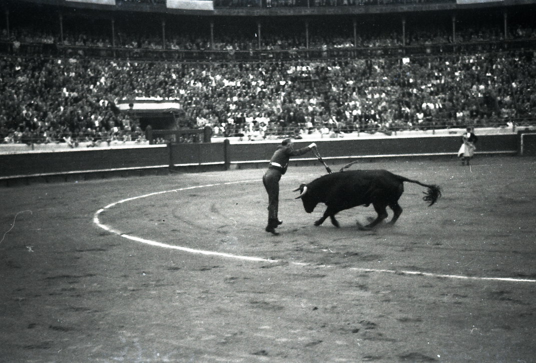 En el primer novillo Antonio Bienvenida invitó a poner un par a “Magritas” que se despedía de la afición bilbaína, era el año 1950