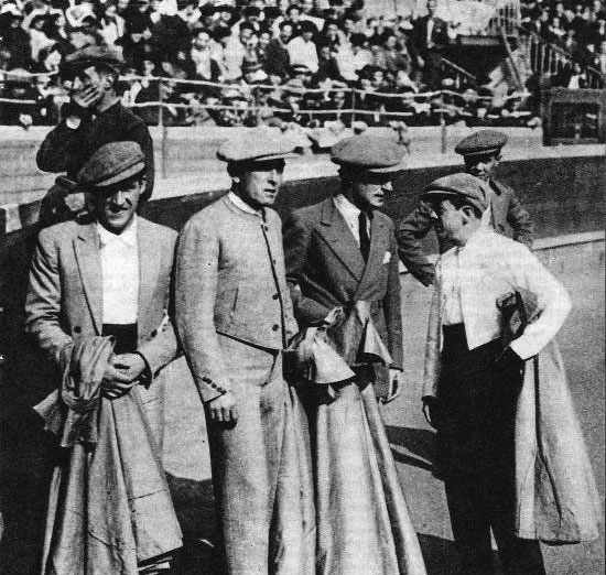 El capitán Ramón Lafuente, Torquito, Antonio Márquez y Valeriano León, en un festival en 1931.