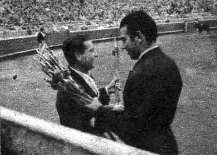 Ordóñez ofreció banderillas a todos sus compañeros: Antonio Bienvenida -en la imagen-, Julio Aparicio, Jaime Ostos, Paco Camino y Clavel. Era el festival de 1961