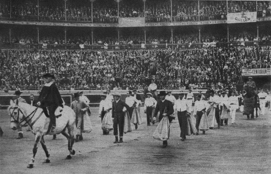 Espectacular paseíllo para ver, entre otros, a Manolete. Corría el año 1944.