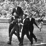 Ordóñez, a hombros de sus compañeros de cartel en 1961.