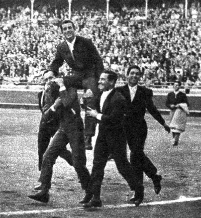 Ordóñez, a hombros de sus compañeros de cartel en 1961.