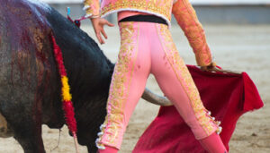 Instante del pitonazo en el muslo derecho a Aguilar.