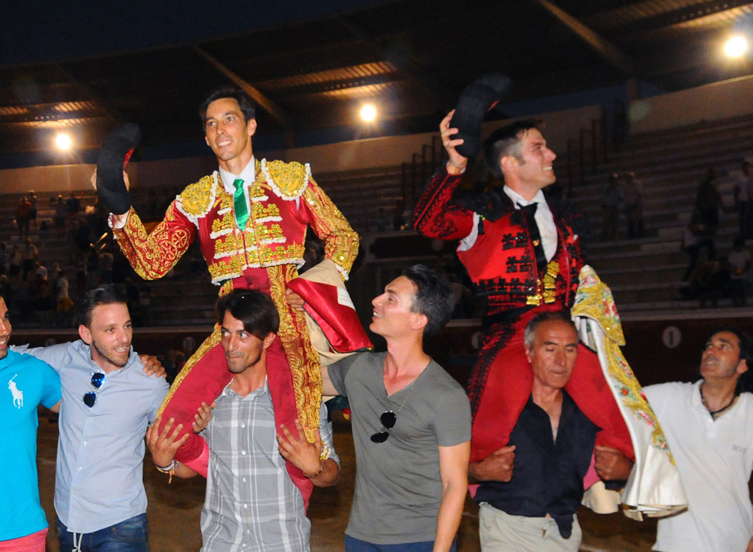 Ismael López y Javier de Miguel, a hombros en la mixta de Torrejón de Ardoz