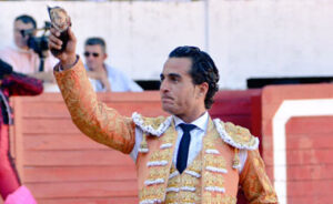 Iván, con la oreja que cortó del que abrió plaza. (Prensa Fandiño)