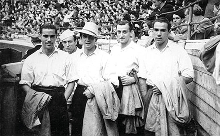 Cuadrilla de jugadores del Athletic que hicieron el paseíllo en 1944: Panizo, Rafa Iriondo -que actuaba de matador-, Careaga y Telmo Zarra.